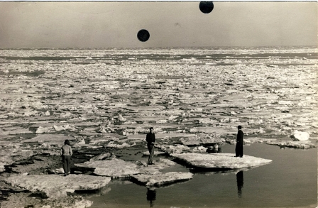 Fotografie von Marko Tadic zeigt Eisschollen, auf denen drei Männer stehen. 